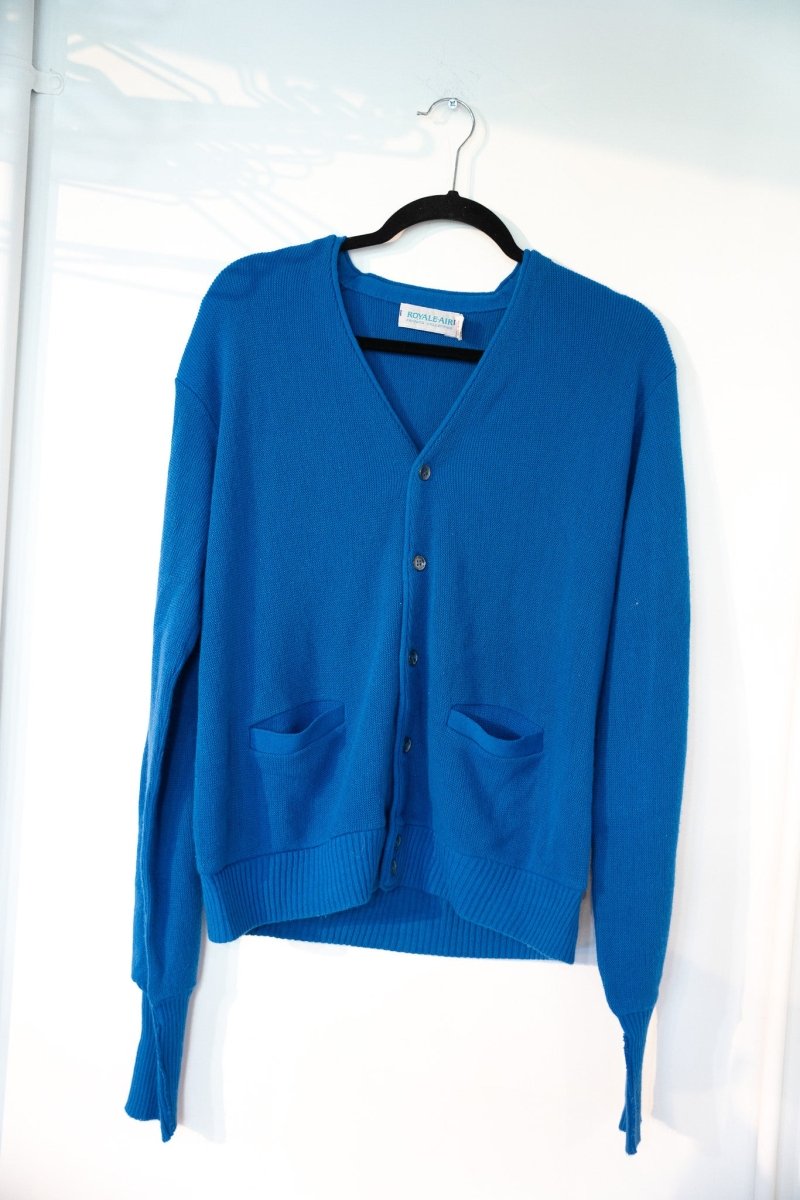 Bright royal blue 90s Royal Air V-neck button-front cardigan sweater with patch pockets ribbed cuffs waistband fine knit size Large