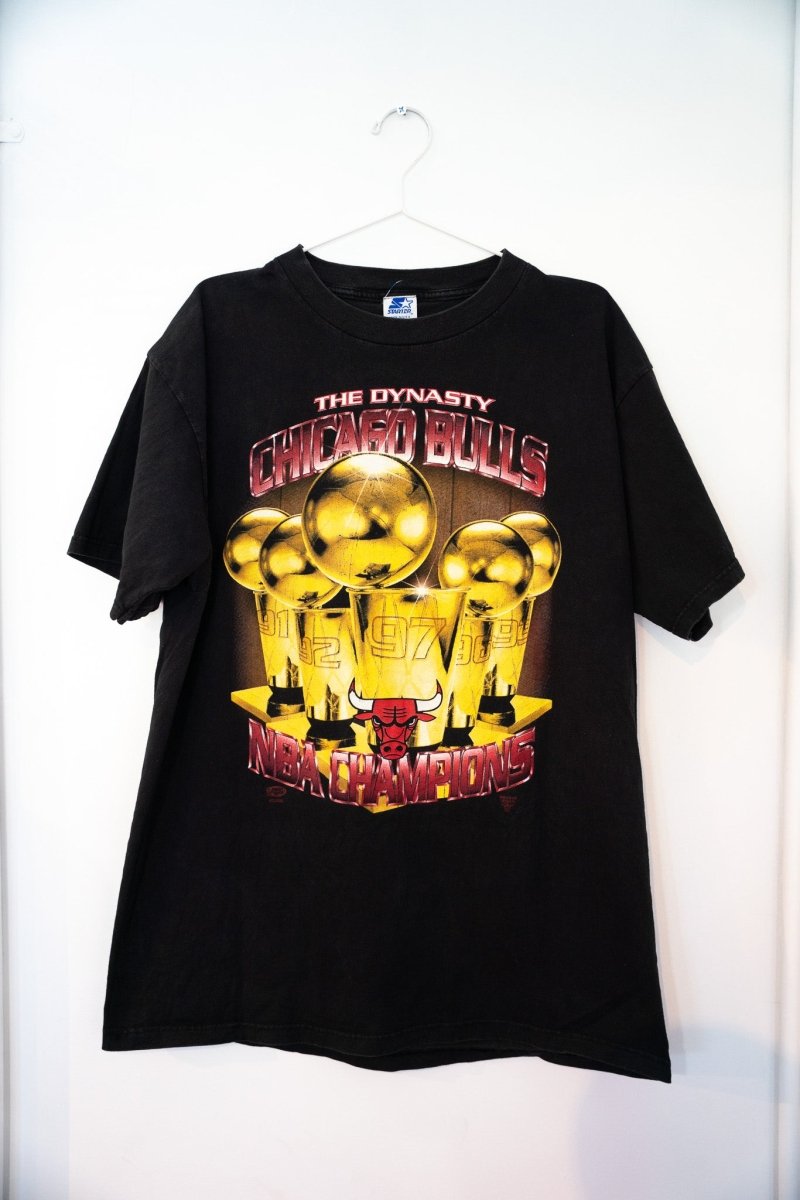 Black 90s Starter Chicago Bulls The Dynasty tee six golden championship trophies 91 92 93 96 97 98 red Bulls logo gold text size Large