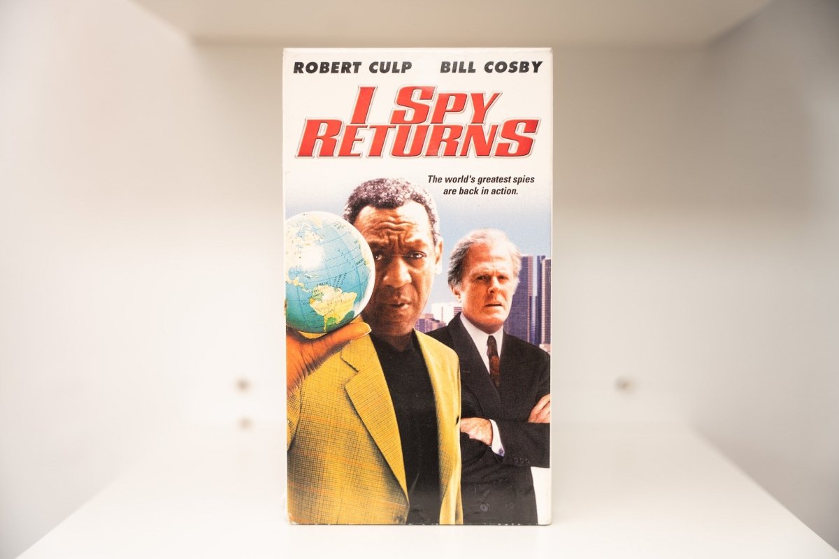 VHS I Spy Returns Robert Culp dark suit Bill Cosby yellow plaid jacket globe skyline I SPY RETURNS red text world's greatest spies