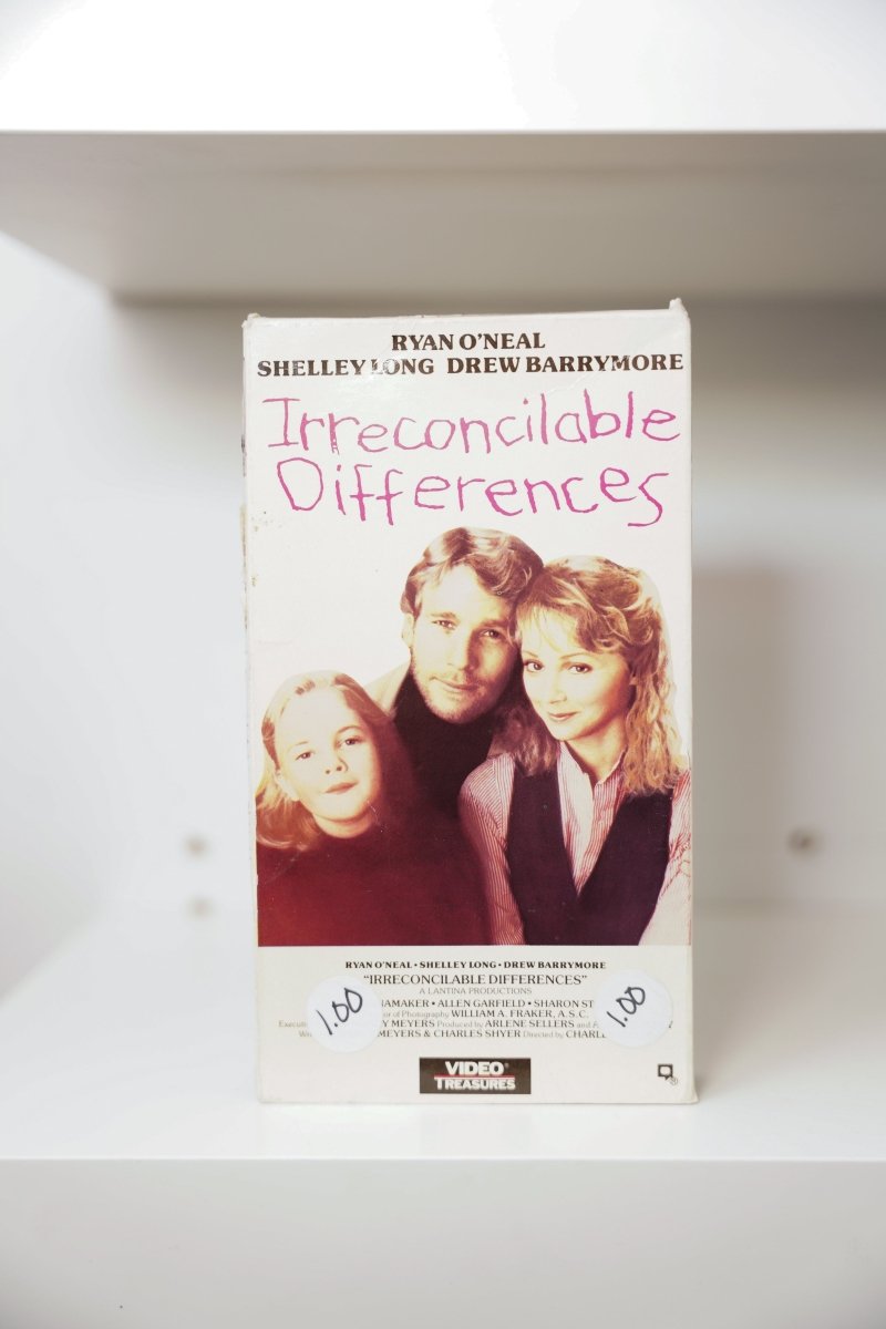 VHS Irreconcilable Differences Drew Barrymore Ryan O'Neal Shelley Long family portrait Irreconcilable Differences pink script Video Treasures