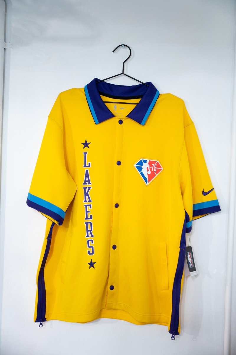 Gold Nike Los Angeles Lakers City Edition Therma Flex Showtime short sleeve snap jacket purple blue collar LAKERS vertical NBA 75 patch size XL NWT