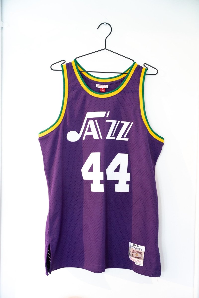 Purple Mitchell & Ness Utah Jazz Pete Maravich 44 Hardwood Classics basketball jersey 1974-75 white Jazz musical note logo green gold trim mesh size Large