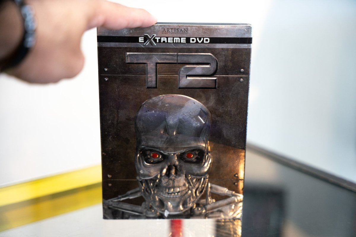 Terminator 2 Judgment Day Extreme DVD metallic silver case with 3D T-800 endoskeleton skull red eyes embossed T2 Artisan Home Entertainment