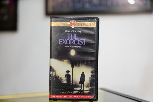 The Exorcist Special Edition VHS dark sleeve with iconic Father Merrin silhouette under streetlight at MacNeil house purple title 25th Anniversary widescreen