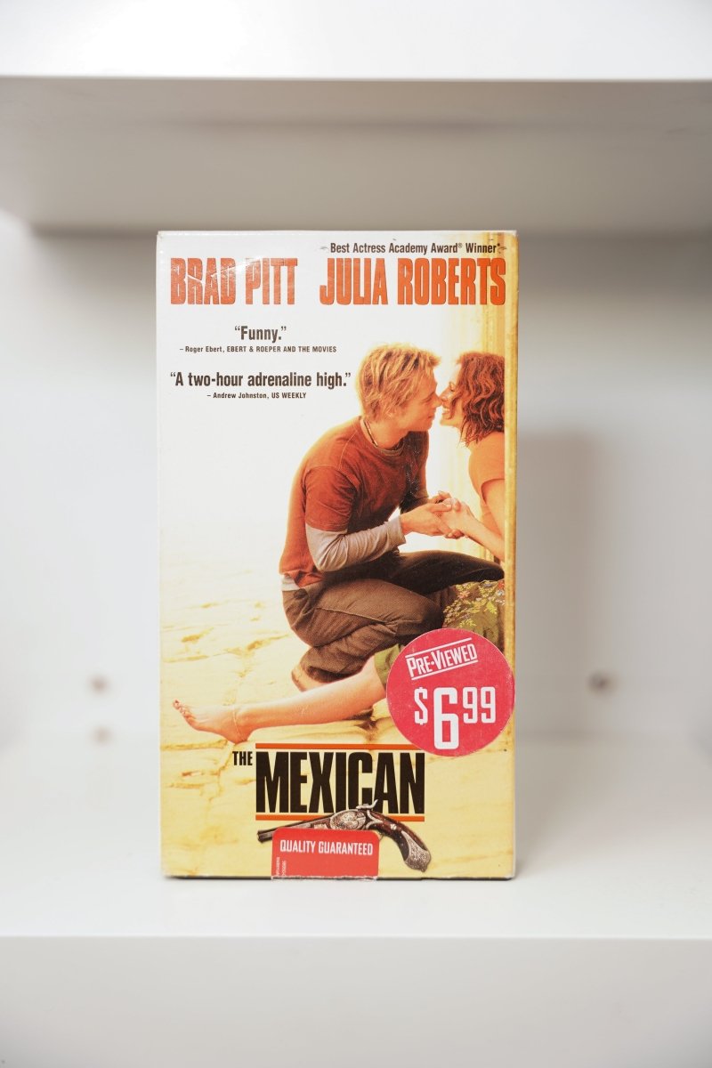 VHS The Mexican Brad Pitt Julia Roberts intimate sepia antique pistol BRAD PITT JULIA ROBERTS THE MEXICAN text Roger Ebert Pre-Viewed