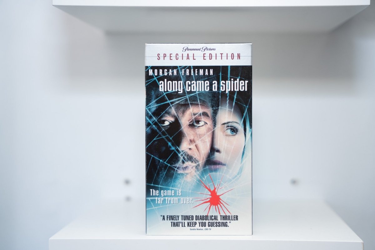 VHS Along Came a Spider Special Edition Paramount Morgan Freeman dark faces spider-web pattern along came a spider white text red web burst