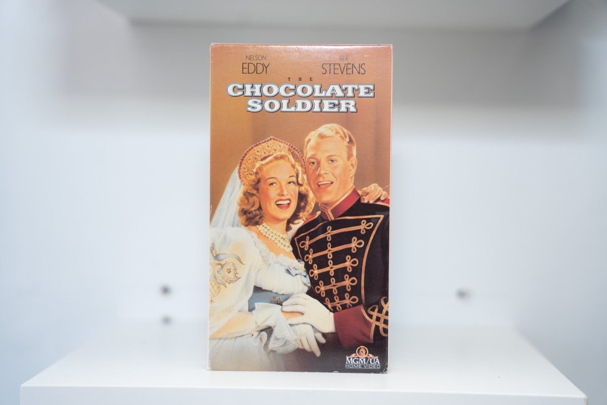 VHS The Chocolate Soldier gold cover Nelson Eddy military uniform Risë Stevens bridal gown THE CHOCOLATE SOLDIER white text MGM/UA