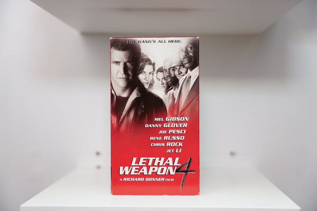 VHS Lethal Weapon 4 red cover Mel Gibson Danny Glover Joe Pesci Rene Russo Chris Rock Jet Li LETHAL WEAPON 4 silver text gang tagline Warner Bros