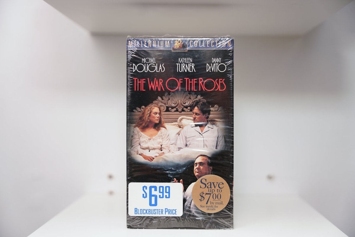 VHS The War of the Roses sealed Millennium Collection Michael Douglas Kathleen Turner bed Danny DeVito THE WAR OF THE ROSES red text Blockbuster sticker