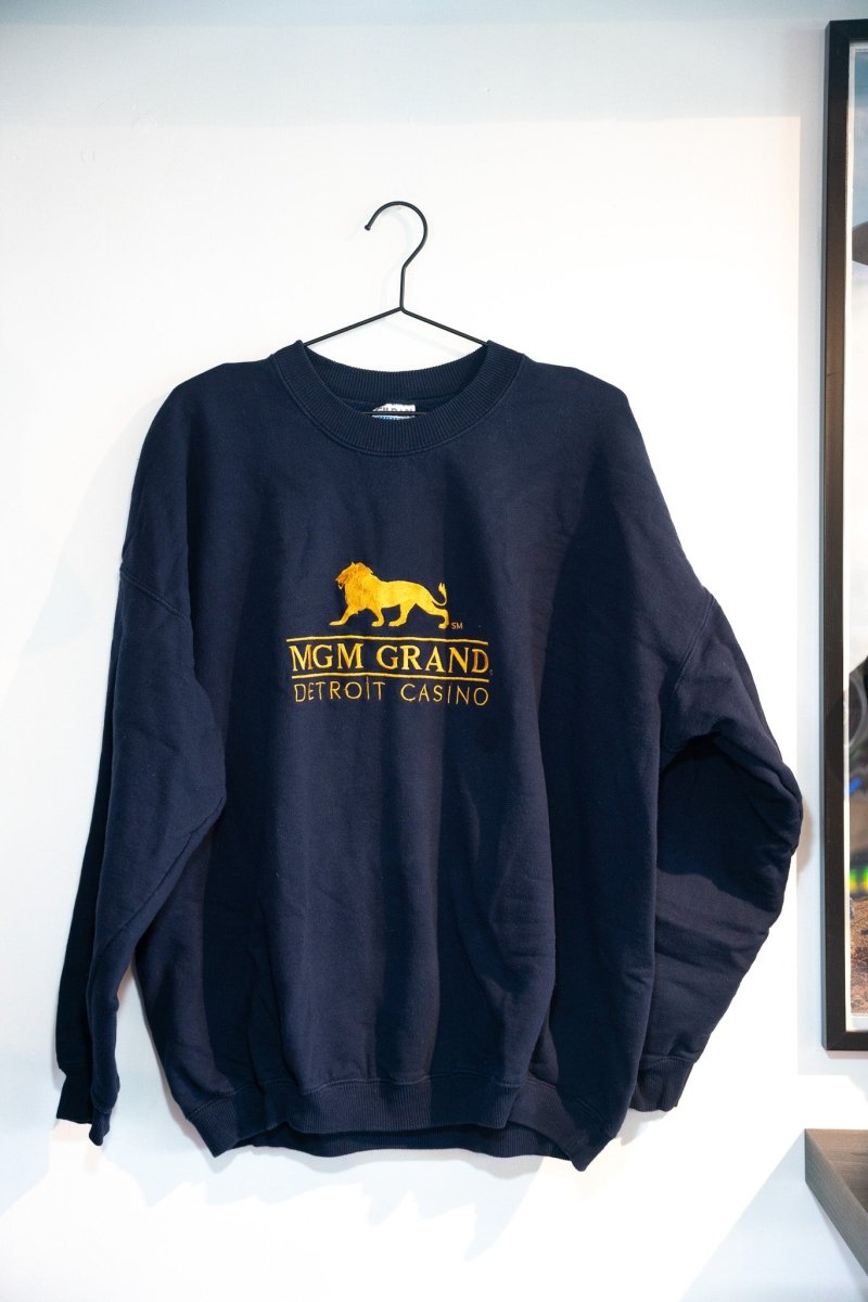 Navy blue vintage MGM Grand Detroit Casino crewneck sweatshirt with gold MGM lion logo and MGM GRAND DETROIT CASINO text size XXL