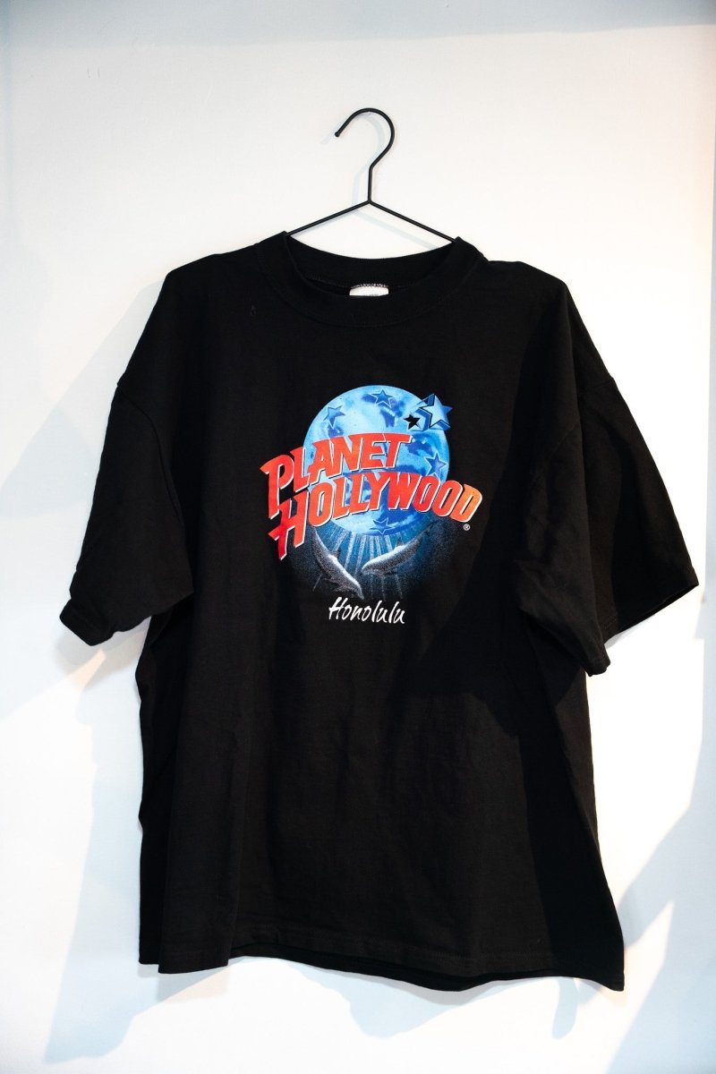 Black vintage Planet Hollywood Honolulu tee with blue globe logo red white PLANET HOLLYWOOD text white Honolulu script size XL