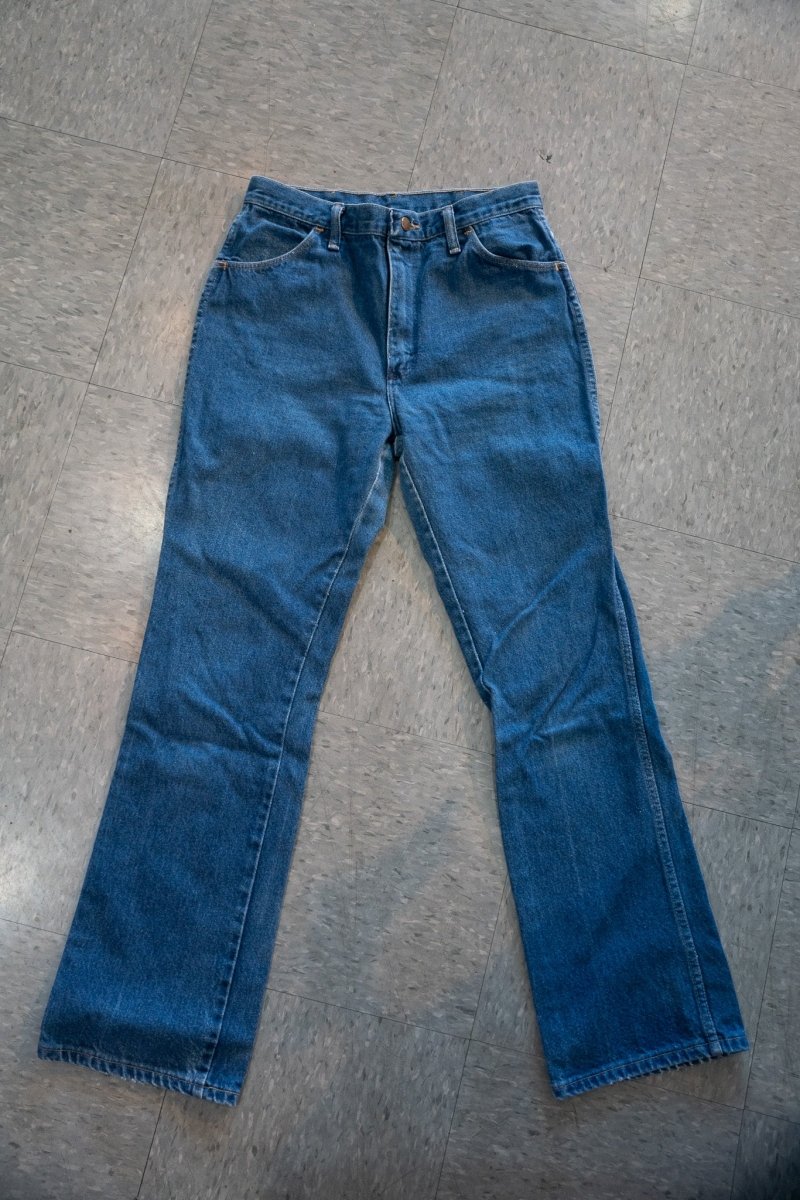 Medium wash vintage Rustler denim jeans straight leg five pocket copper rivets high rise zip fly W32 L32