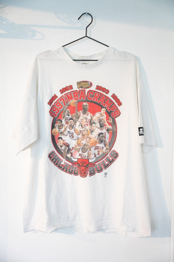 White 1997 Chicago Bulls 5-Time NBA Champions Starter tee with circular roster photo collage Jordan Pippen Rodman championship years red text size XL