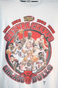 Starter 1997 Chicago Bulls 5 Time NBA Champs graphic t-shirt in X-Large, featuring team logo and championship text on navy cotton