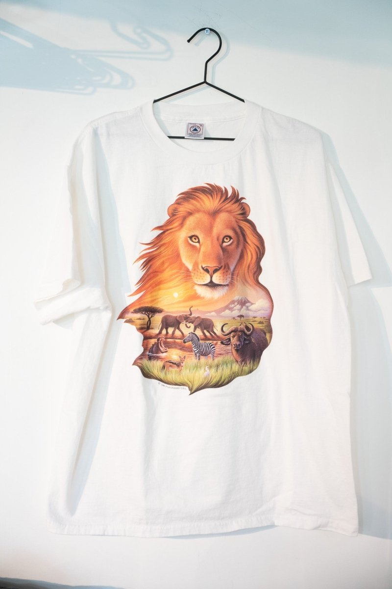 White 1998 lion jungle tee with detailed illustrated lion portrait African savanna scene elephants zebras sunset Kilimanjaro nature art size XL