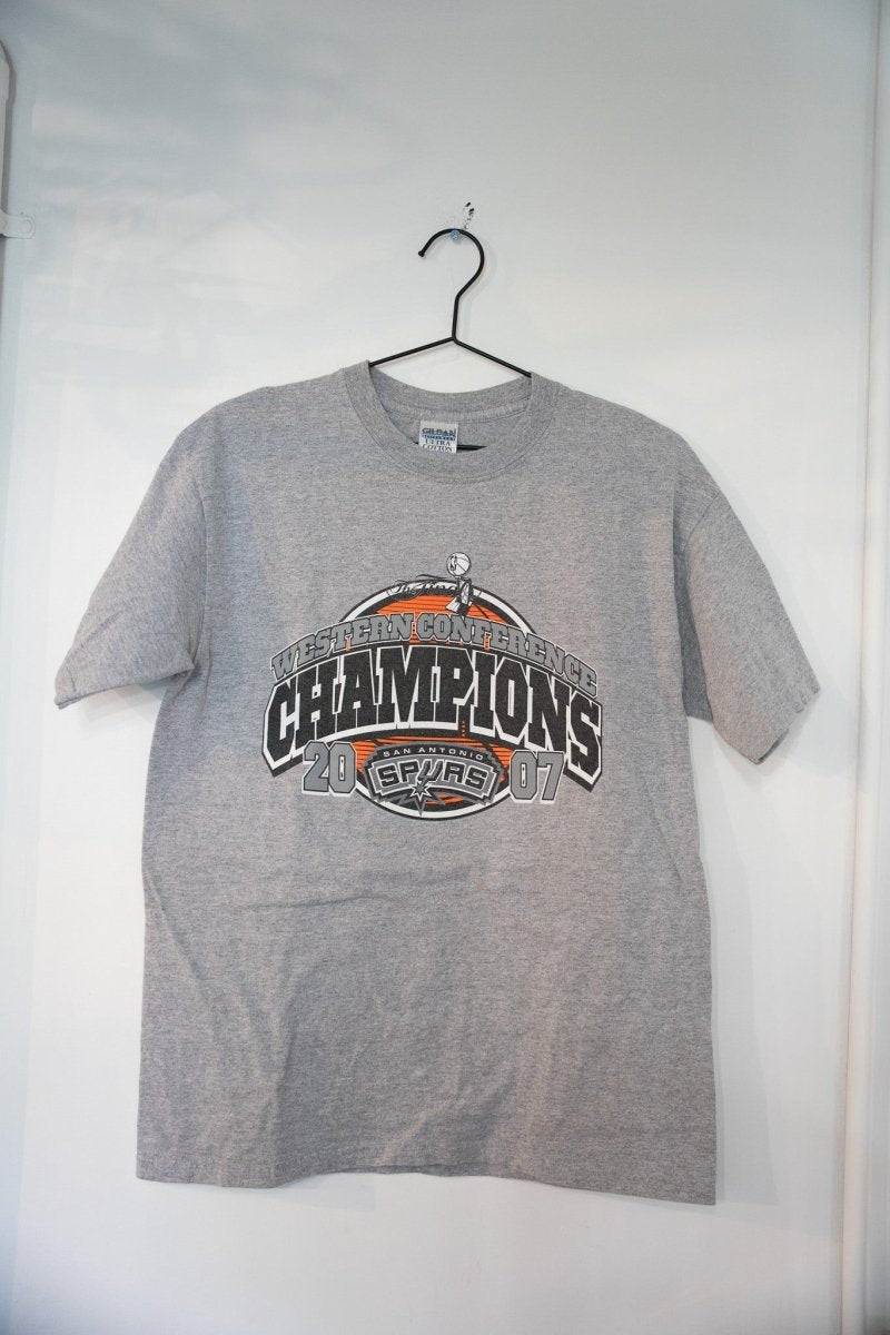 Heather gray 2007 San Antonio Spurs Western Conference Champions t-shirt with Spurs logo basketball trophy graphic and orange black silver design size Medium
