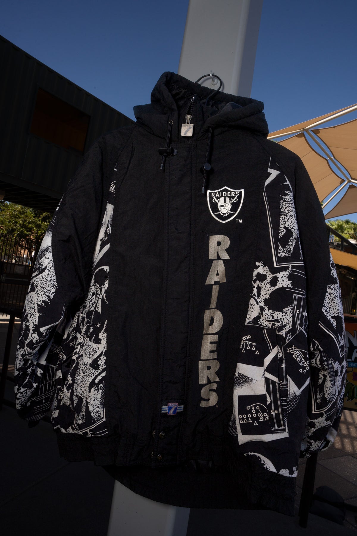 Vintage Logo 7 Los Angeles Raiders Playbook Puffer Jacket Size Medium