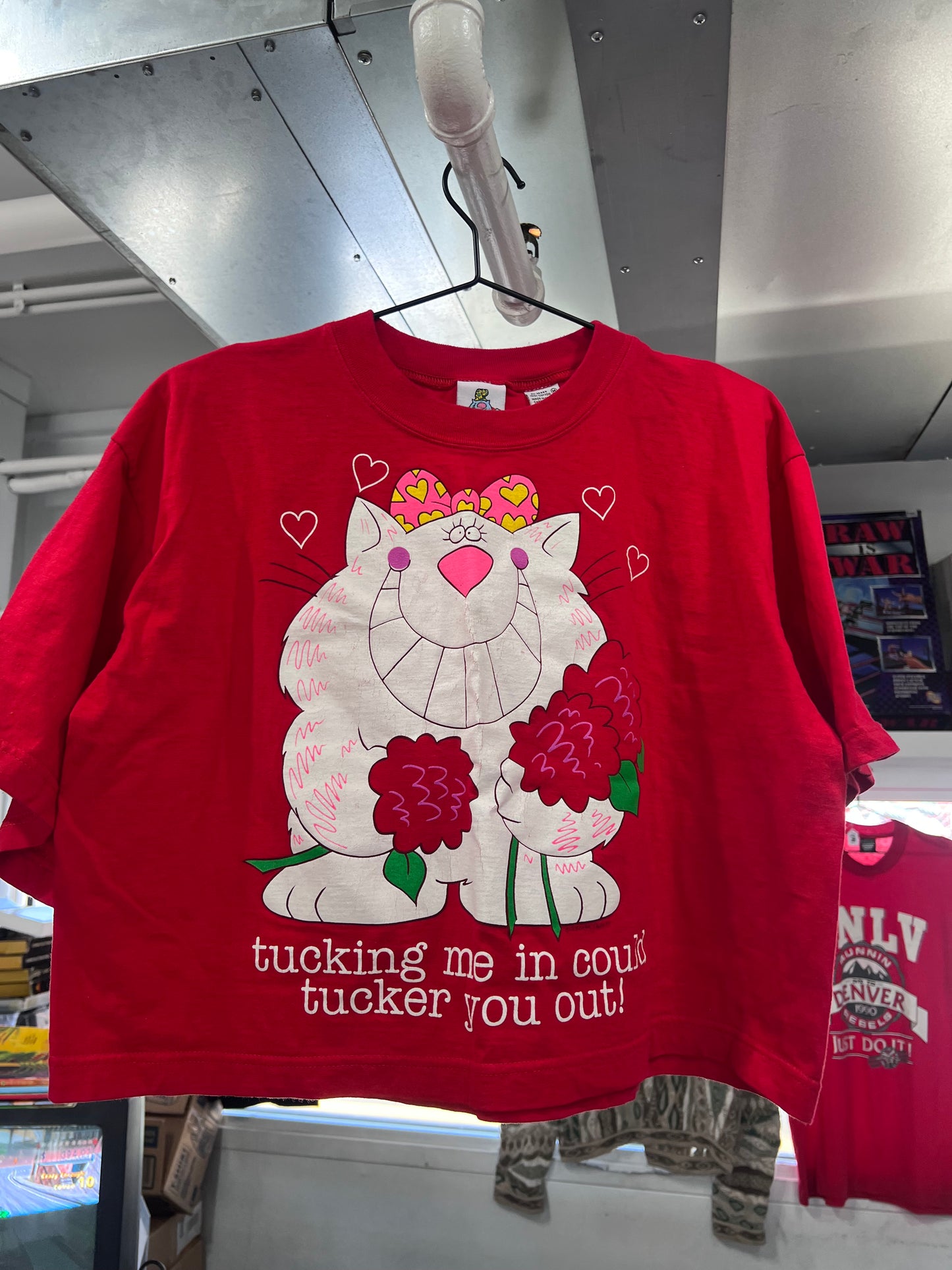 Camiseta vintage con texto "Tucking Me In Cat" (talla mediana)