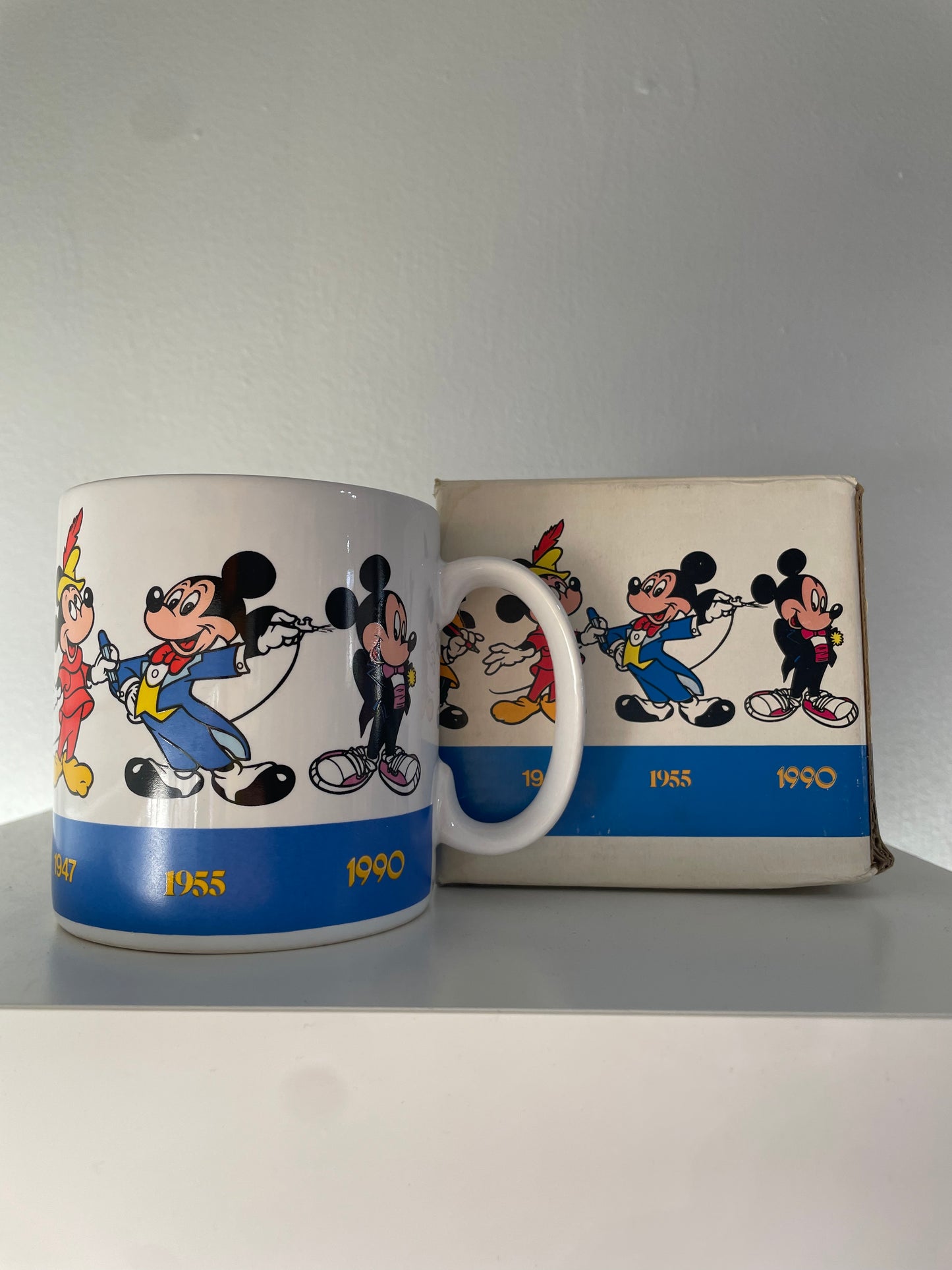 Taza en caja Mickey a través de los años