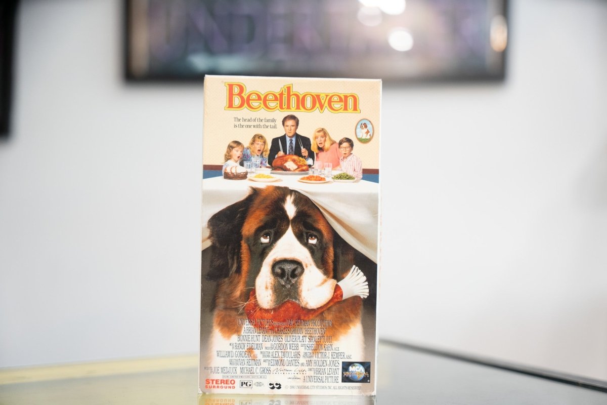 Beethoven VHS cream sleeve with Charles Grodin family at dinner table St Bernard holding turkey leg orange Beethoven script title Universal
