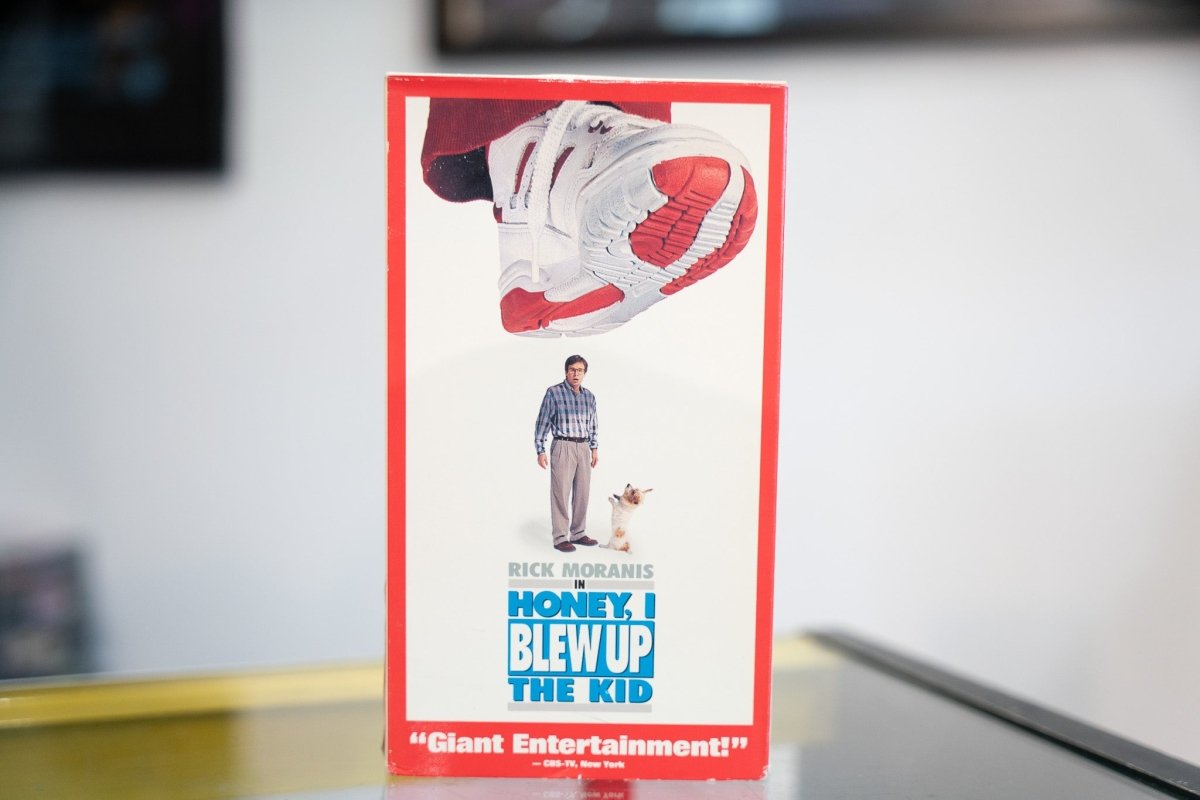Honey I Blew Up the Kid VHS white sleeve red border giant toddler sneaker above tiny Rick Moranis and dog blue white title Giant Entertainment quote