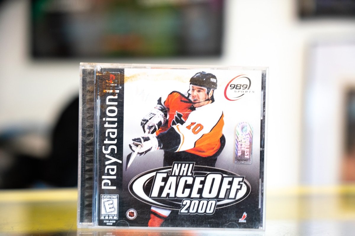 PlayStation NHL FaceOff 2000 jewel case with Philadelphia Flyers player number 10 in orange jersey and white silver title lettering
