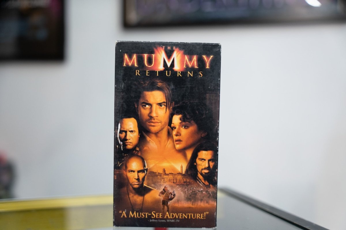 The Mummy Returns VHS dark sleeve with Brendan Fraser Rachel Weisz The Rock Scorpion King Egyptian backdrop gold metallic title