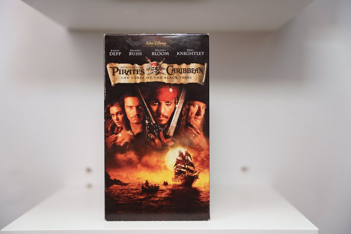 VHS Pirates of the Caribbean Curse of the Black Pearl Johnny Depp Jack Sparrow Orlando Bloom Keira Knightley Black Pearl ship gold pirate text Disney