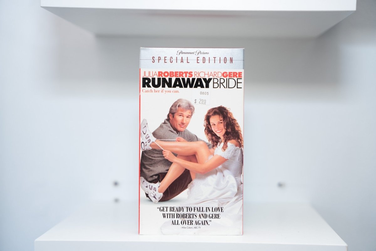 VHS Runaway Bride Special Edition Paramount Julia Roberts wedding dress sneakers Richard Gere RUNAWAY BRIDE red black text catch her tagline