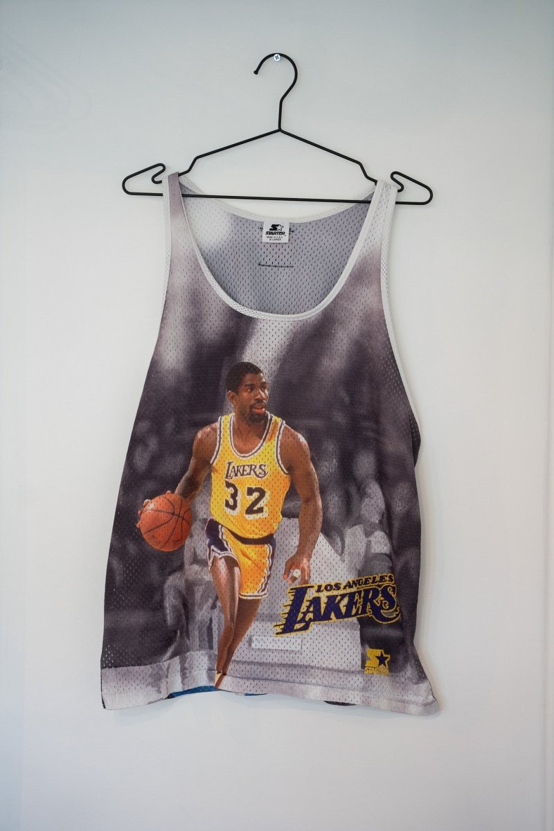 White vintage Starter Magic Johnson Los Angeles Lakers tank top mesh with full-body photo Magic dribbling gold 32 jersey purple gold Lakers logo