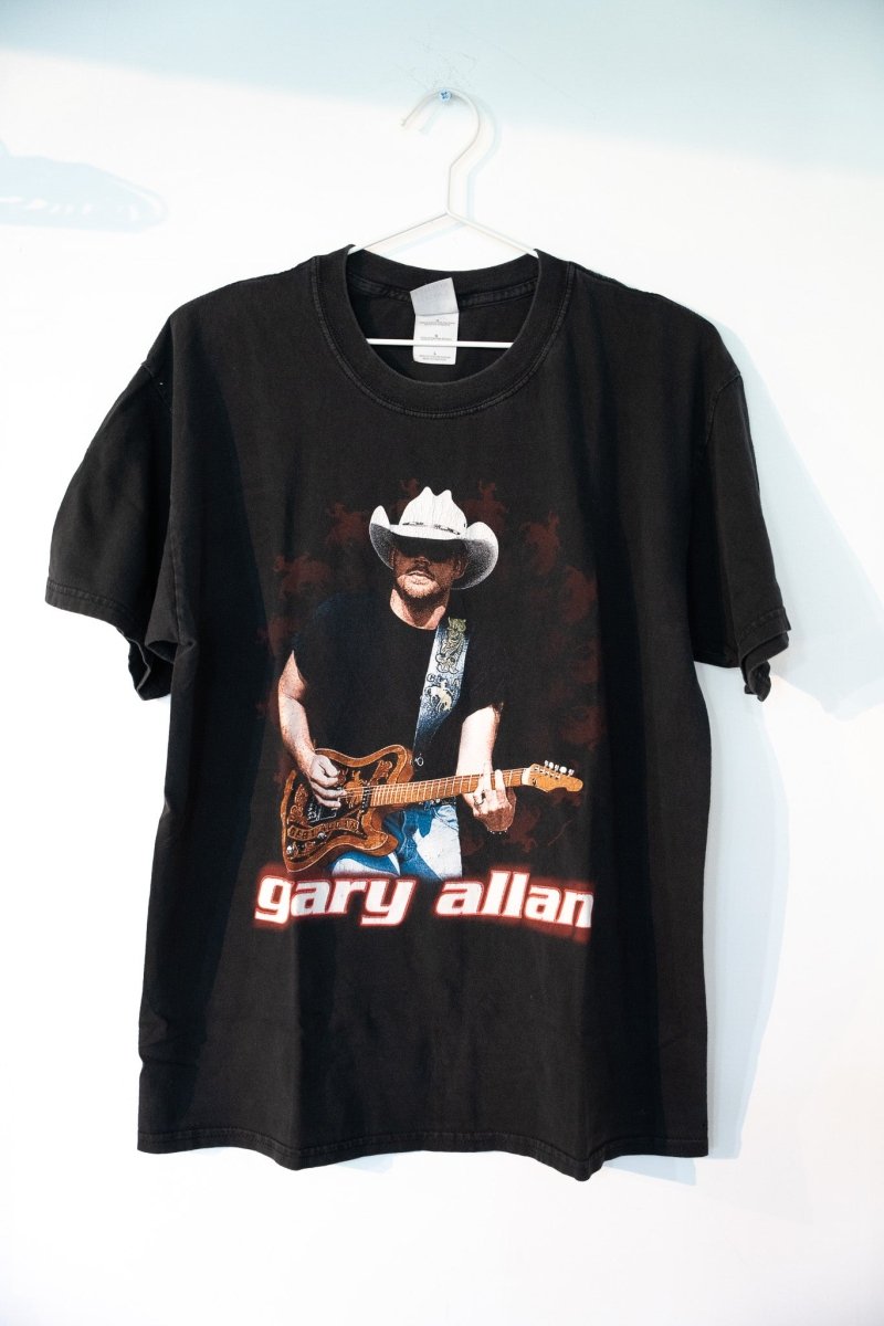 Black vintage Gary Allan Man to Man tee with live performance photo cowboy hat guitar tattooed arms gary allan red text size Large