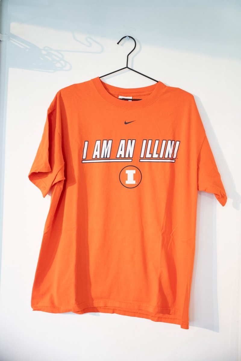 Bright orange vintage Nike Illinois Fighting Illini tee with white I AM AN ILLINI block lettering Illinois I logo Nike swoosh size XL