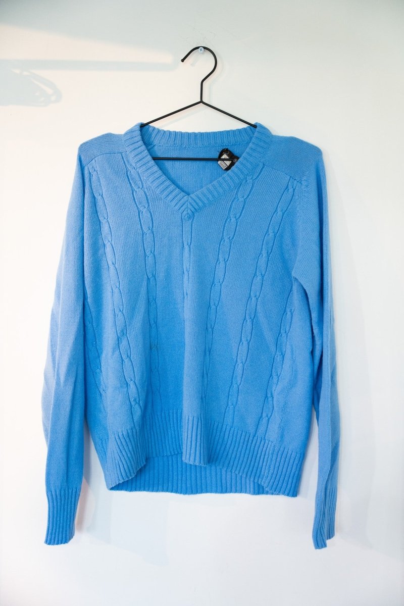 Light blue vintage Sears Sportswear V-neck cable-knit pullover sweater with ribbed collar cuffs waistband vertical cable columns size Medium